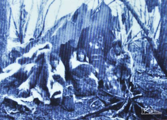 Fotografia do final do séc. XIX mostra um bando de índios Selknam, os antigos habitantes da Terra do Fogo (em museu no P.N. Tierra del Fuego, região de Ushuaia, sul da Argentina)